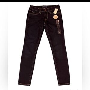 Aeropostale Black Skinny Jeans with Sleek Design